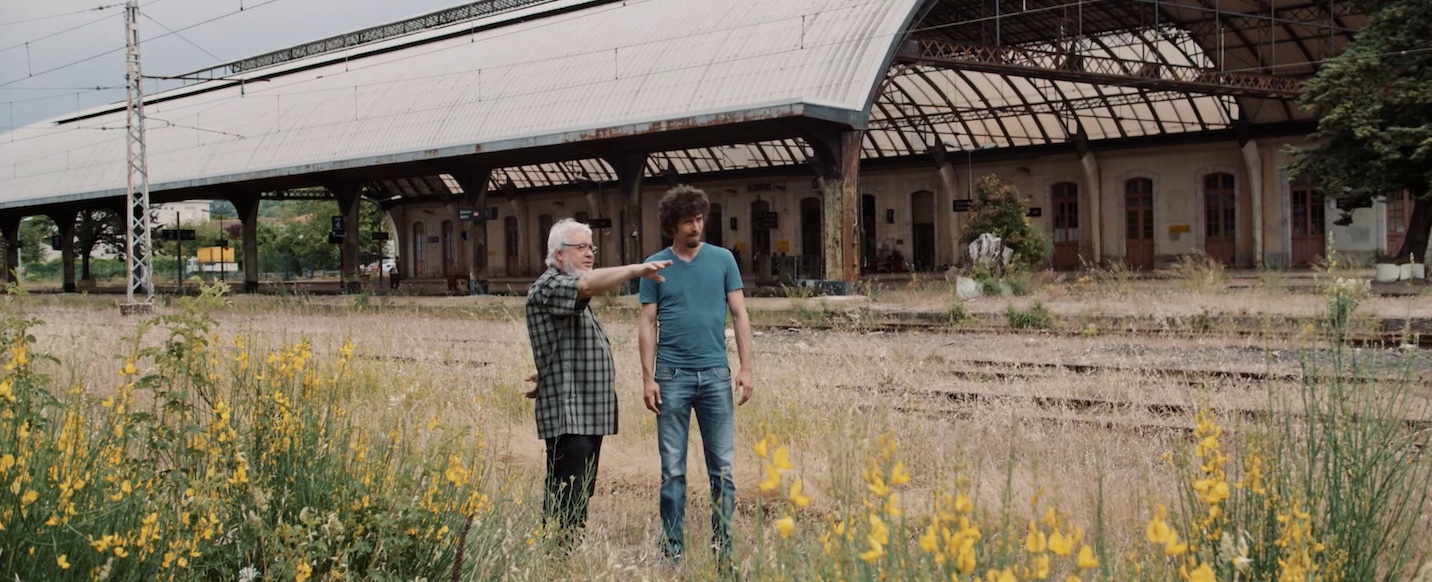 Bahnhof Bédarieux mit blühendem Ginster